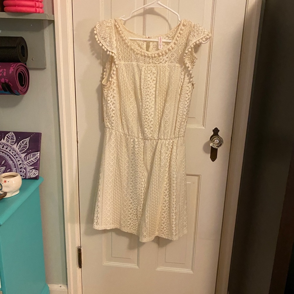 Xhilaration Cream Lace/Crochet Cap Sleeve Dress Size Medium